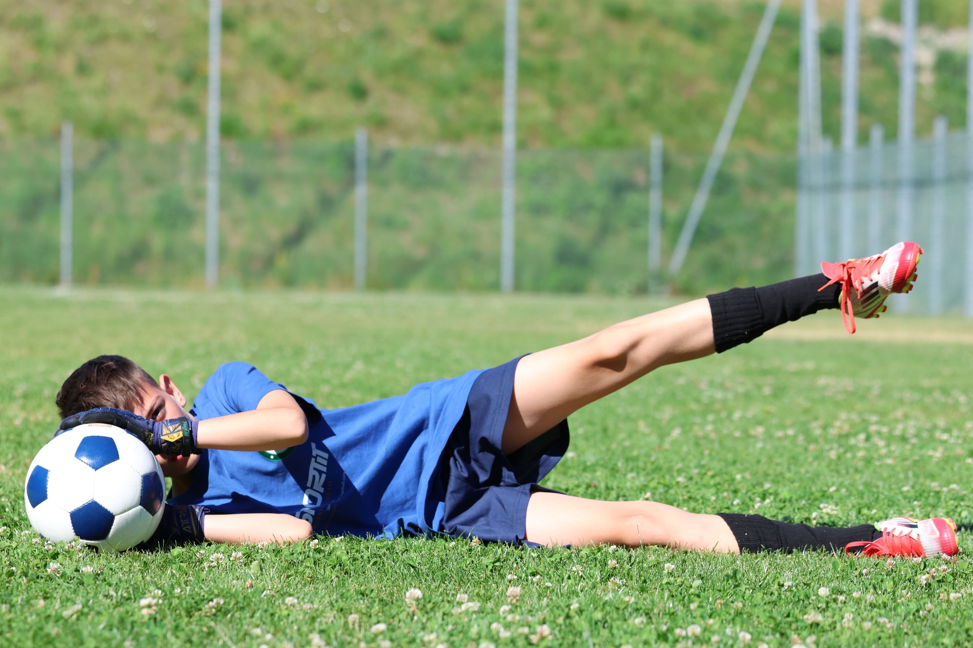 Portiere a terra dopo una parata