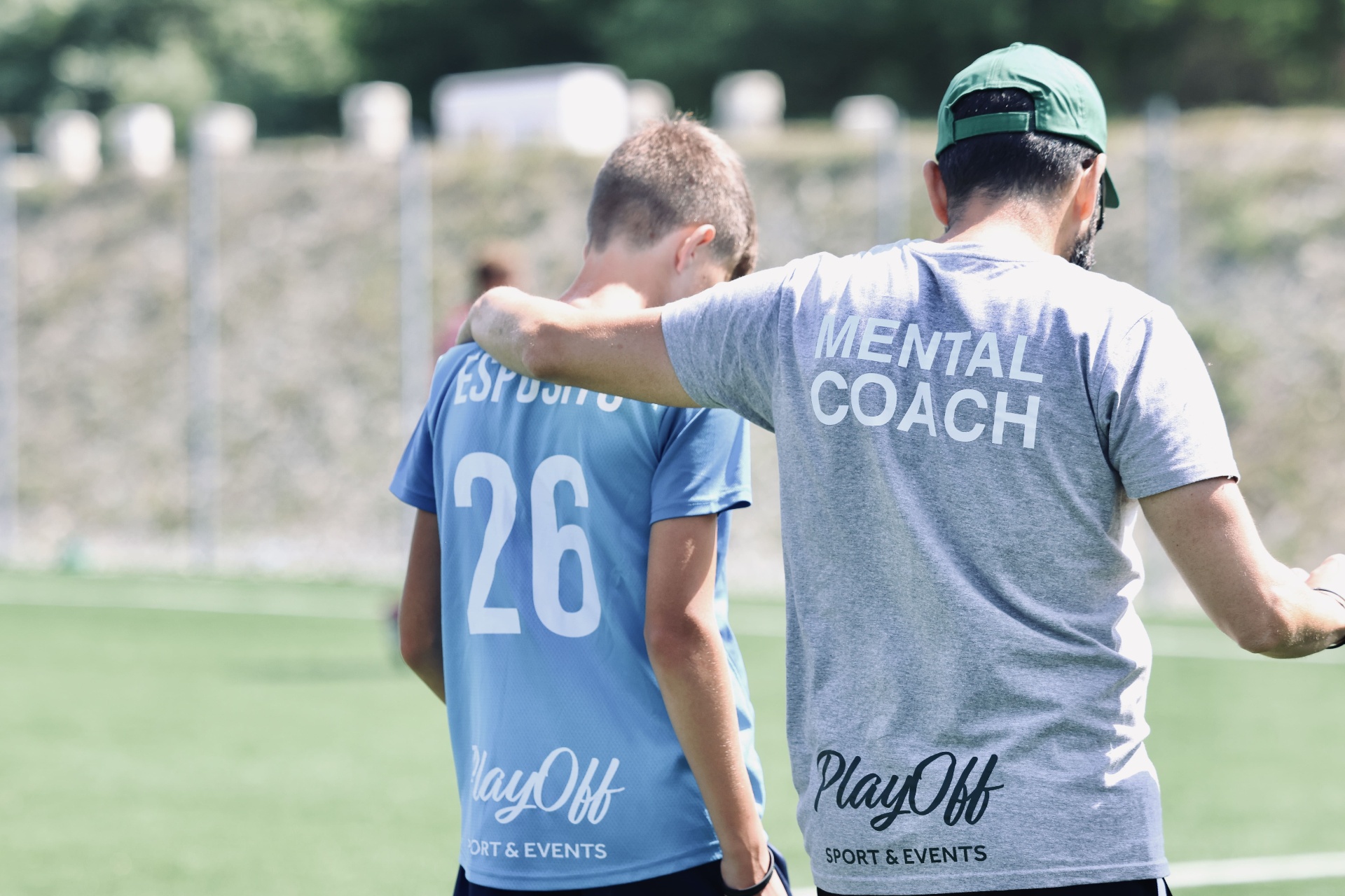 Pallone da calcio sull'erba al tramonto